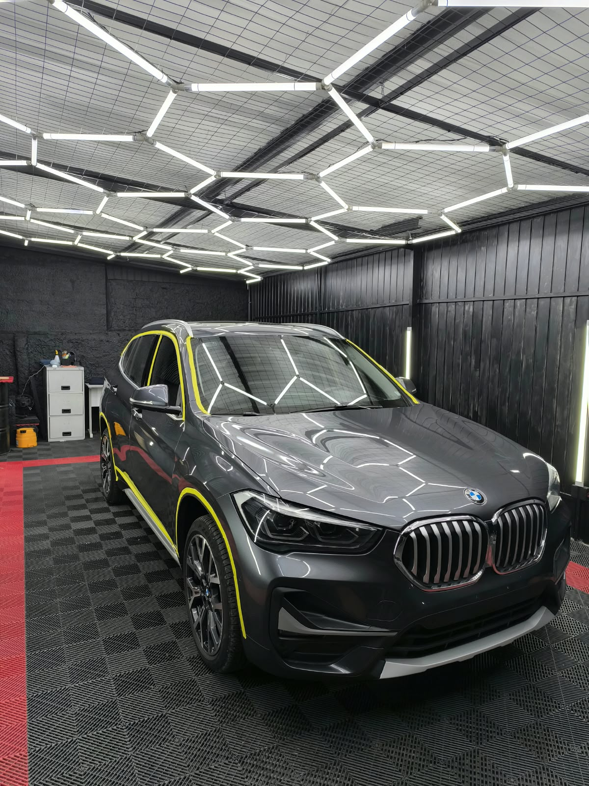 BMW cinza preparado para polimento no estúdio WF Car