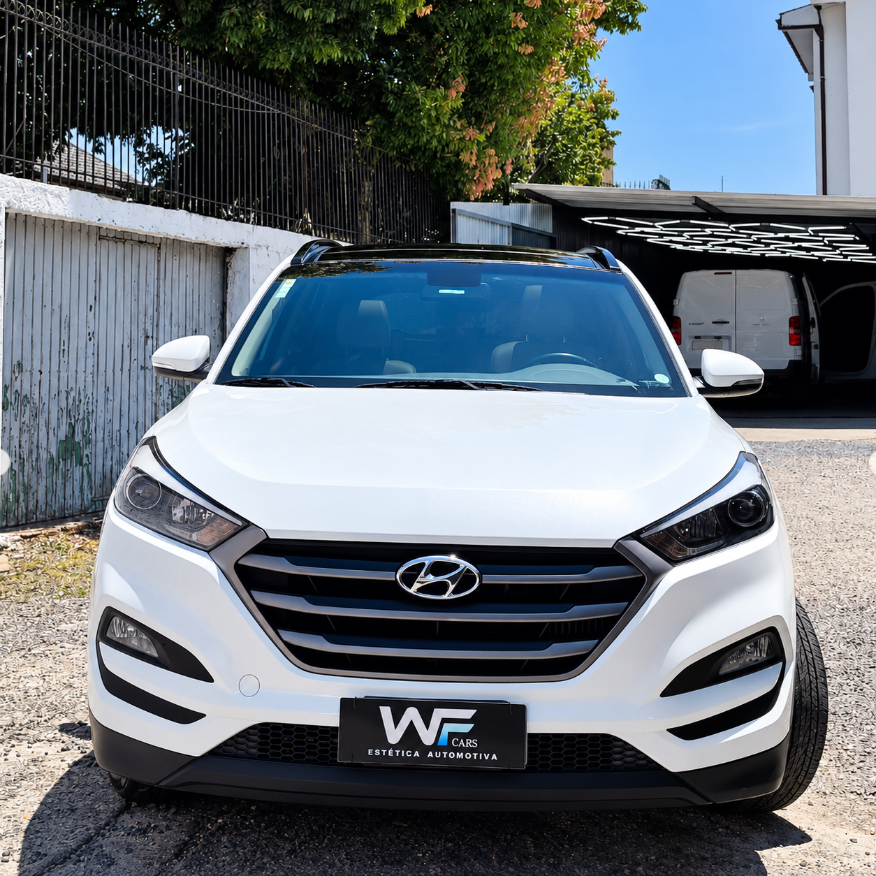 Hyundai branco com identificação da WF Car