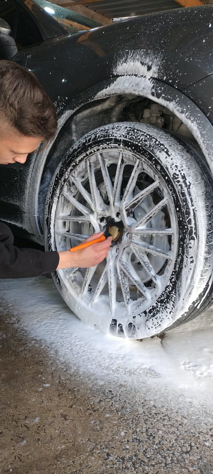 Limpeza detalhada de roda com espuma e pincel