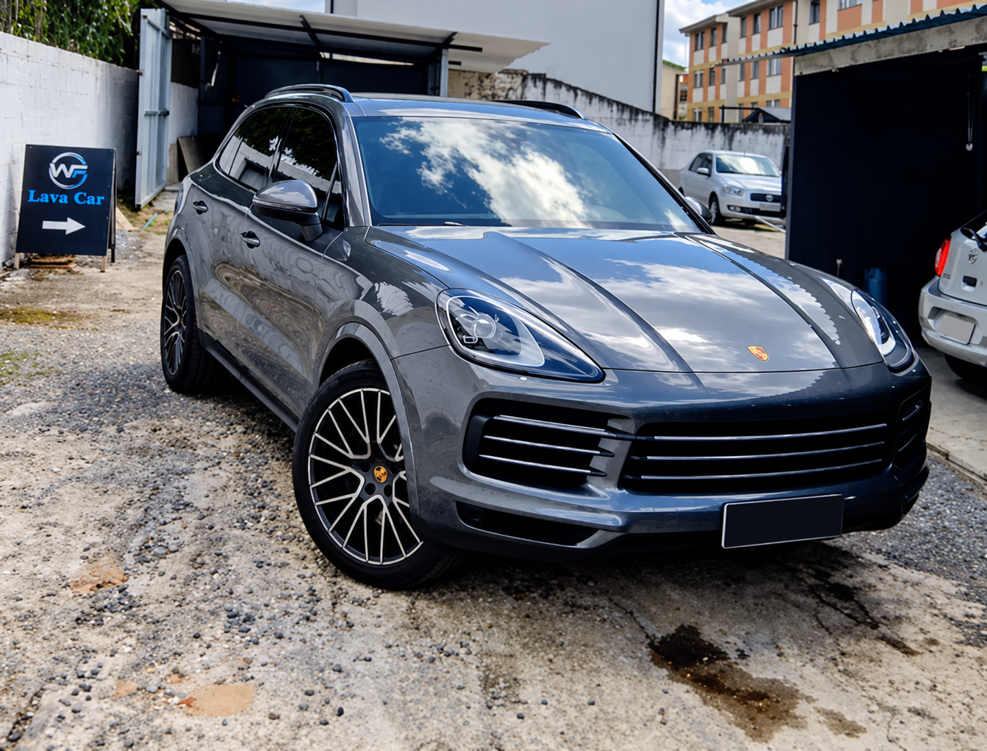 Porsche cinza em frente à WF Car