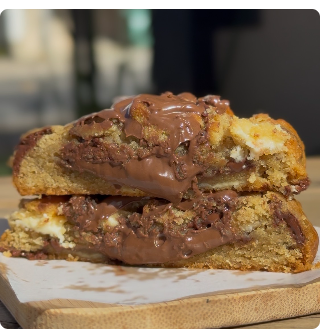 Cookie de Nutella partido, recheio escorrendo