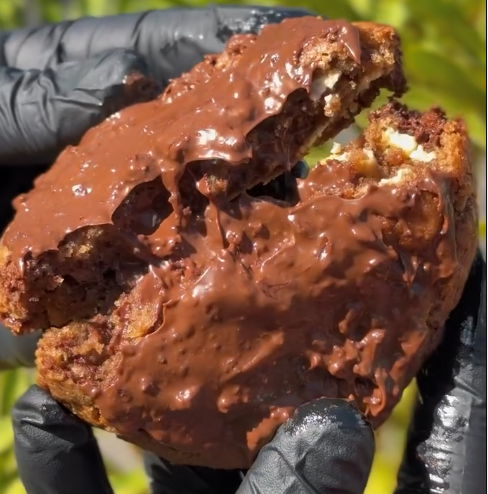 Cookie de Ovomaltine partido, recheio de chocolate