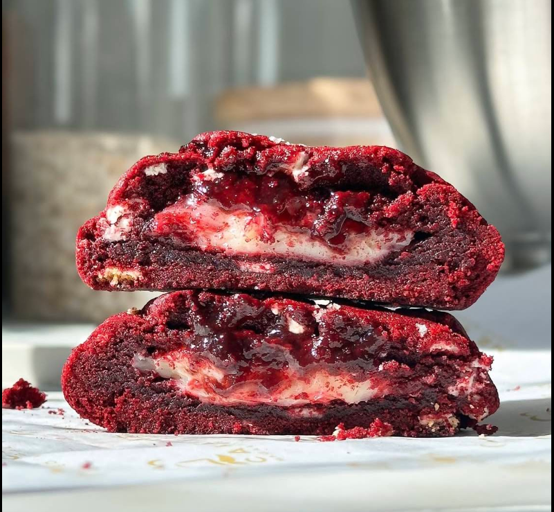 Cookie Red Velvet partido ao meio, recheio de cream cheese